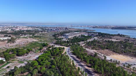 imágenes de drones de la zona industrial en seixal, portugal