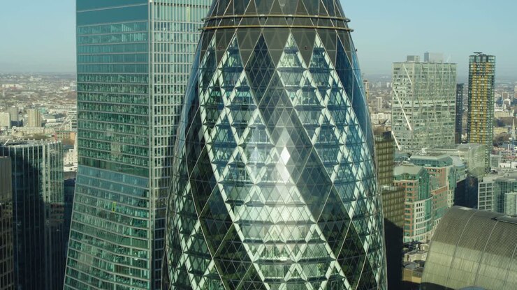 Inquadratura introduttiva dello skyline di Londra con l'edificio Gherkin.