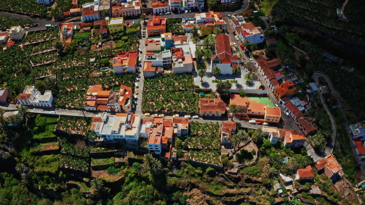 스페인 카나리아 제도 라팔마의 해안선 위에서 찍은 공중 드론. 칠색 바다의 높은 전망, 거친 해안선, 바나나 농장 및 작은 지역 도시. 여름 휴가 목적지.