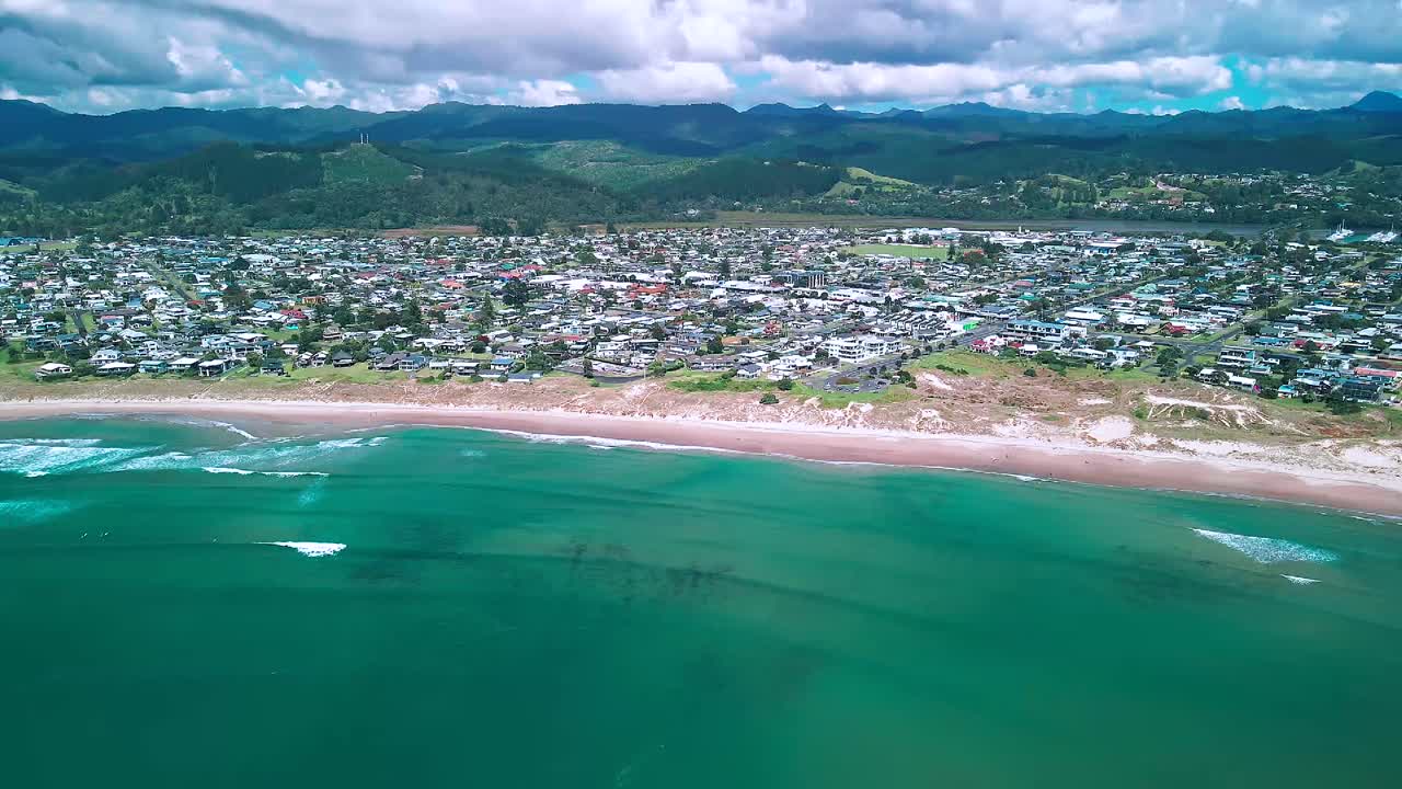 여름에 서핑 휴식과 함께 해안선을 따라 영화 비행