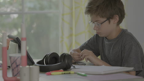 Un-Niño-Inquieto-En-Casa-En-Una-Clase-Virtual-En-Su-Ipad-Inquieto