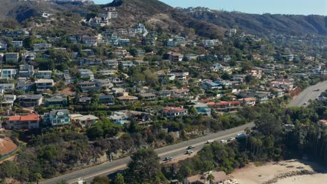 vista aérea de la vivienda del lado de la montaña en laguna beach california