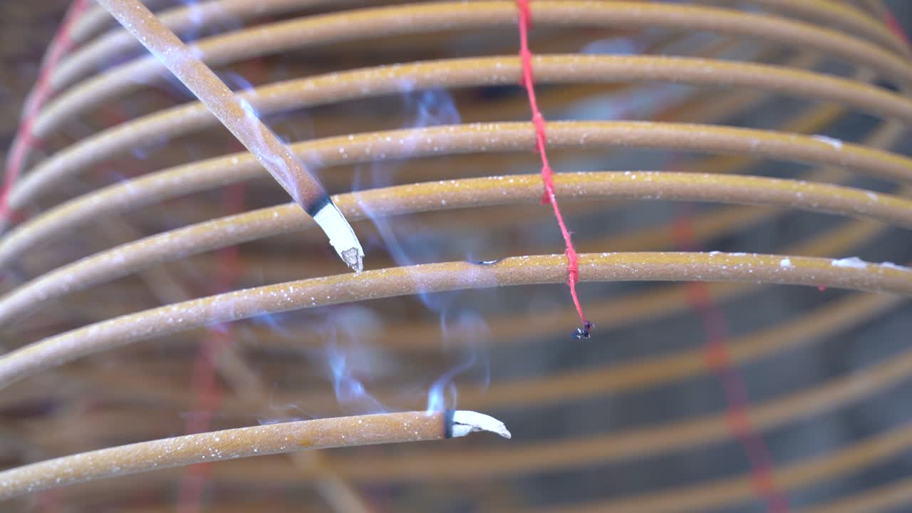 incienso de remolino quemado en el templo de macao