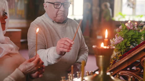 Alter-Mann-Und-Frau-In-Der-Kirche