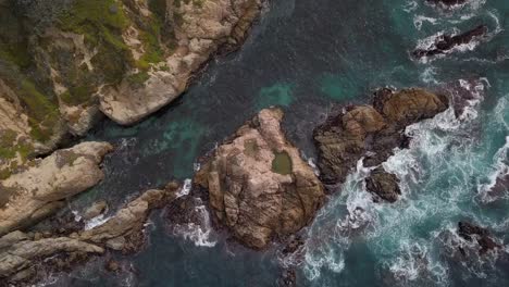 Disparo-De-Drones-De-Rocas-Y-Olas-Que-Se-Desplazan-Hacia-Arriba-Para-Revelar-La-Costa-Central-De-California-Y-La-Autopista-Uno-De-California