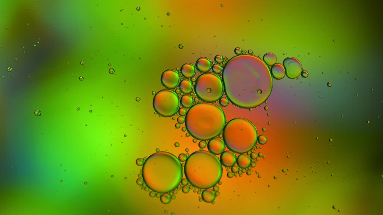 추상적인 다채로운 음식 기름 방울 거품과 구가 흐르고