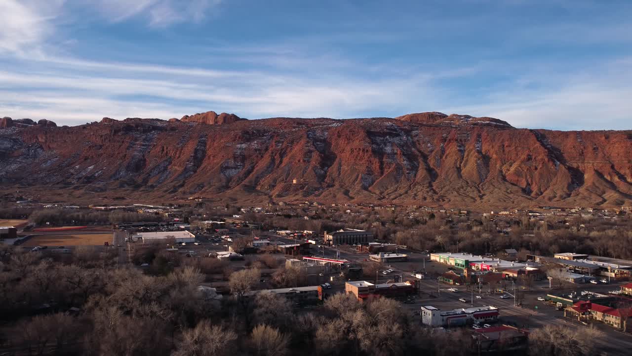황금 시간 동안 유타 모압의 붉은 바위 협곡 벽에서 날아가는 공중