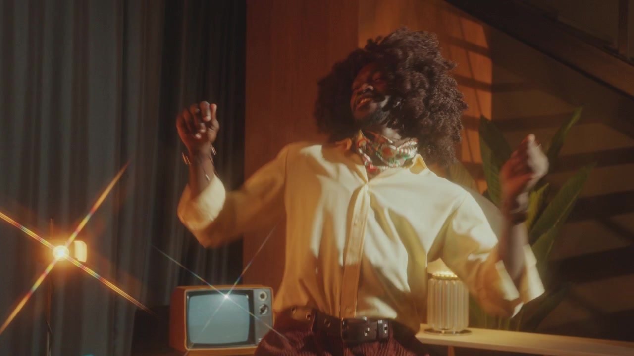 Hombre relajado disfrutando de la música y bailando en un estudio retro