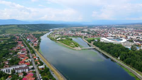 imágenes aéreas de drones de una ciudad rumana – târgu jiu