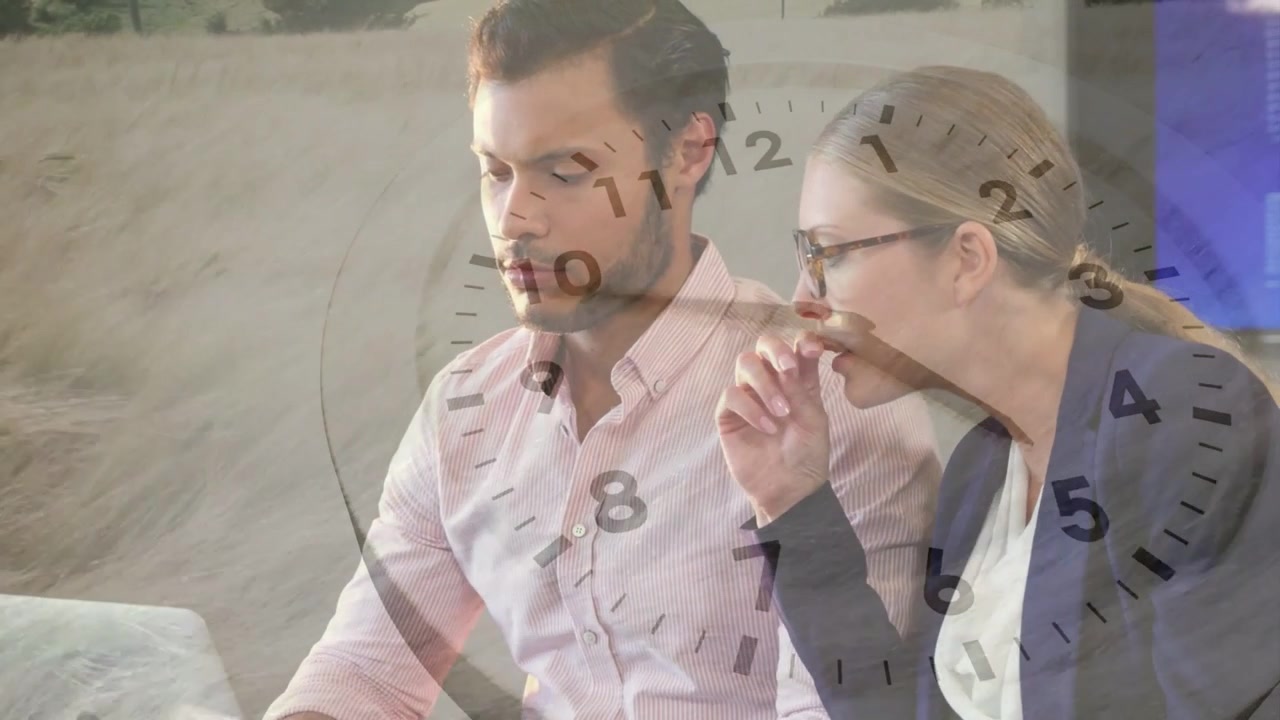 Une équipe de bureau penchée sur un ordinateur portable sur un canapé, avec une horloge en surimpression signalant une échéance, une femme pointant du doigt et un homme tapant au clavier.
