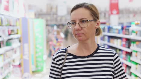 mujer comprando en un supermercado