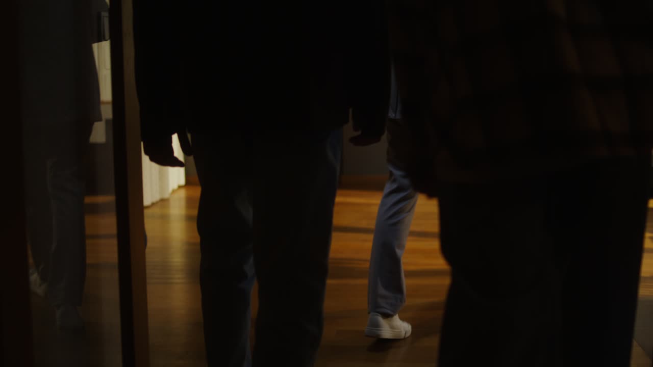 부부 들 이 부동산 중개인 과 함께 집 을 보고 있다