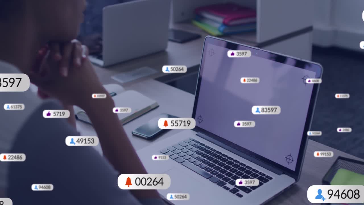 animación de iconos y números de redes sociales sobre una mujer usando una computadora portátil con pantalla en blanco