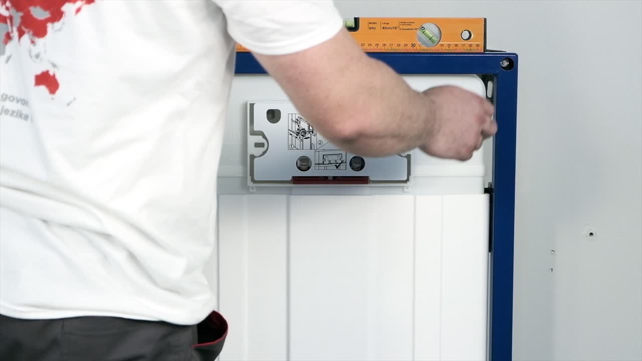 el trabajador que repara e instala el inodoro y descarga utiliza herramientas como alicates y llaves