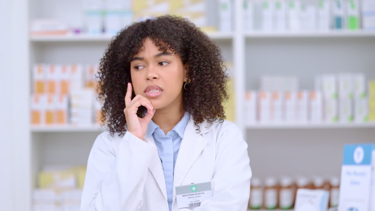 의학 에 대해 이야기 하는 친절 한 여성 화학자