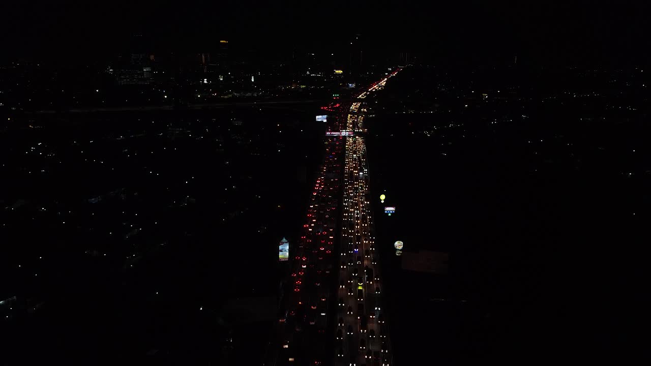 도시의 항공 샷 교통 고속도로 야경