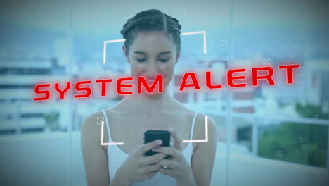 animación de texto de alerta del sistema sobre mujer caucásica usando teléfono inteligente