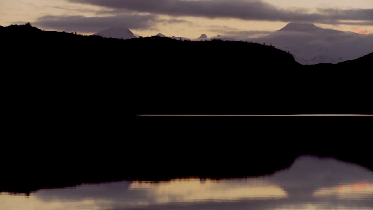 해질녘에 아르헨티나 파타고니아의 호수와 봉우리를 가로질러 팬