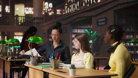 profesor ayudando a los estudiantes en un aula de biblioteca virtual