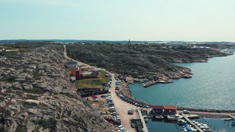 Die-Schöne-Landschaft-In-Valbodalen,-Lysekil-Schweden-Mit-Blauem-Ruhigem-Meer-Und-Verschiedenen-Luxusautos---Luftaufnahme