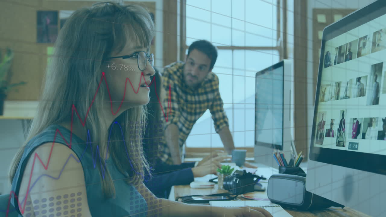 animación del procesamiento de datos financieros sobre diversas personas de negocios en la oficina