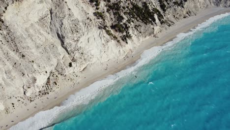 Das-Klarste-Blaue-Wasser-Im-Mittelmeer-Am-Strand-Von-Egremni,-Griechenland