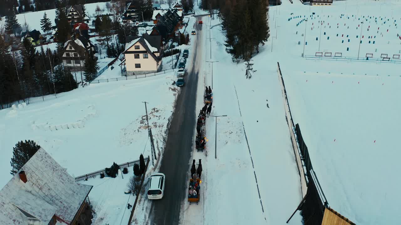 vista aérea de un avión no tripulado turístico de un paseo en trineo de caballos en invierno en las montañas polacas de nieve