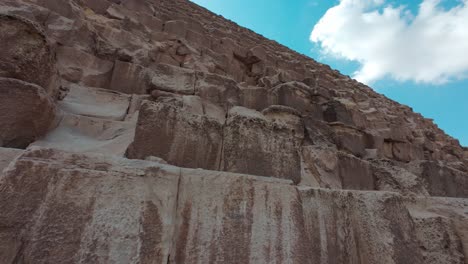 vista de la pared de la gran pirámide de giza con bloques megalíticos en un brillante día soleado