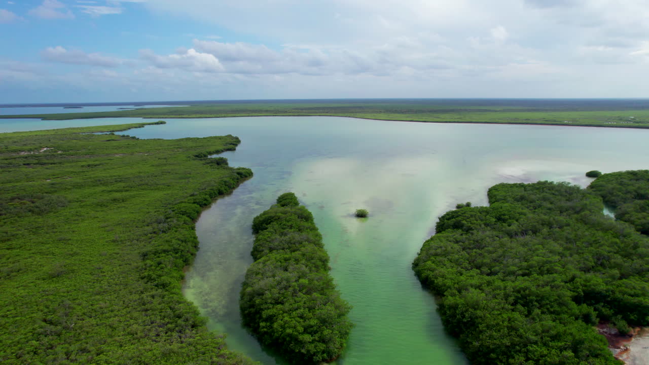 vista aérea de la reserva de la biosfera de sian ka'an, patrimonio mundial de la unesco llamado puerta del cielo. un avión no tripulado vuela sobre bosques tropicales y manglares en quintana roo, méxico, cerca de tulum.