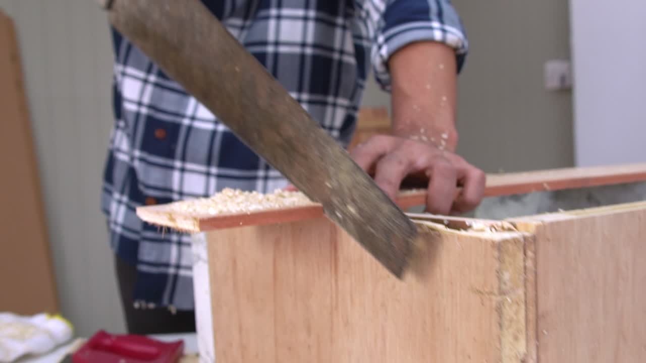carpintero que trabaja en artesanías de madera en el taller