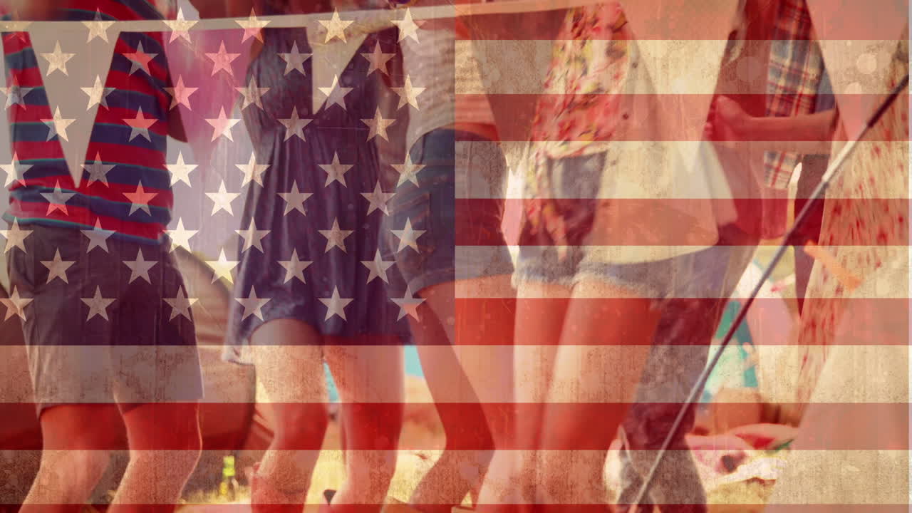 amigos celebrando juntos en la playa