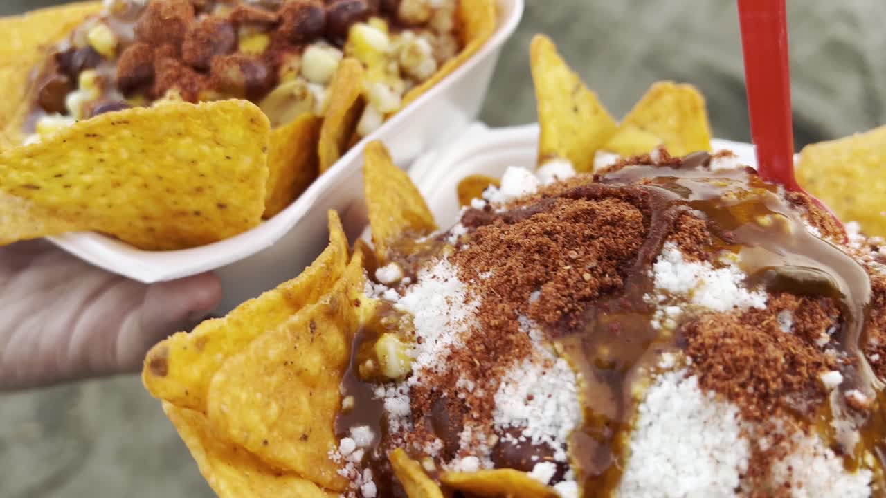 두 개의 멕시코 요리 거리 발, esquite