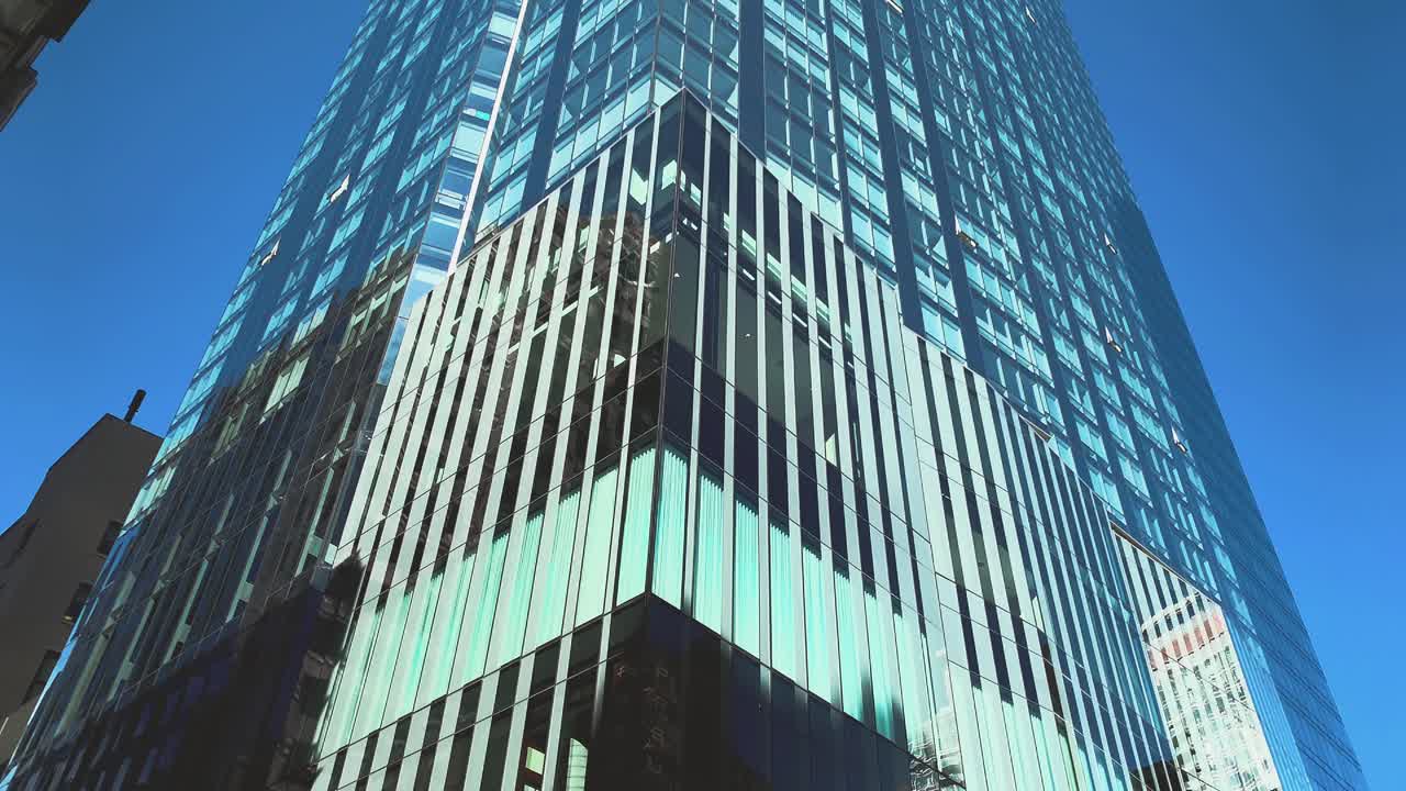 sintiéndome pequeño al lado de este gigantesco rascacielos