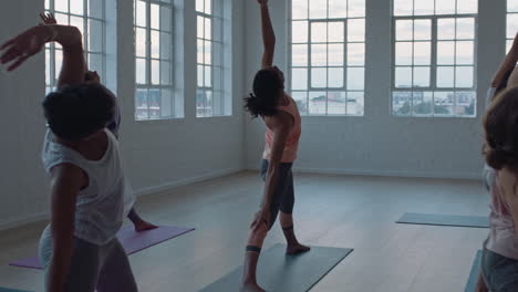 Clase-De-Yoga-De-Mujeres-Hermosas-Practicando-Pose-De-Perro-Boca-Abajo-Con-Una-Sola-Pierna-Disfrutando-De-Un-Estilo-De-Vida-Saludable-Haciendo-Ejercicio-En-El-Gimnasio-Instructor-Líder-Grupo-Meditación-Enseñando-Postura-De-Entrenamiento-Al-Amanecer