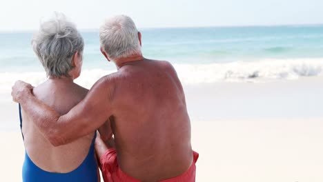 Pareja-De-Ancianos-Jubilados-Abrazándose