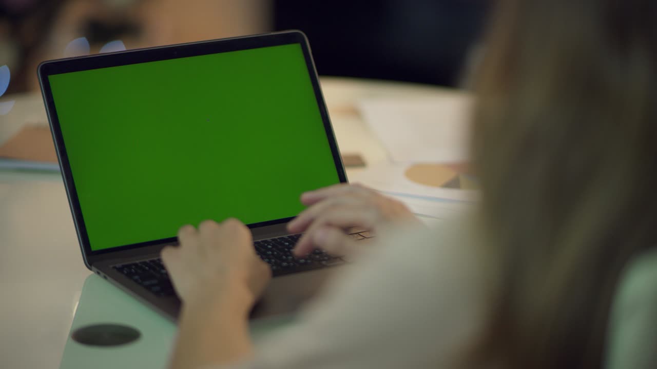 mujer de negocios trabajando en una computadora portátil con pantalla verde