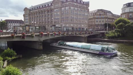 hermoso paisaje de estrasburgo con un barco turístico en el río rin