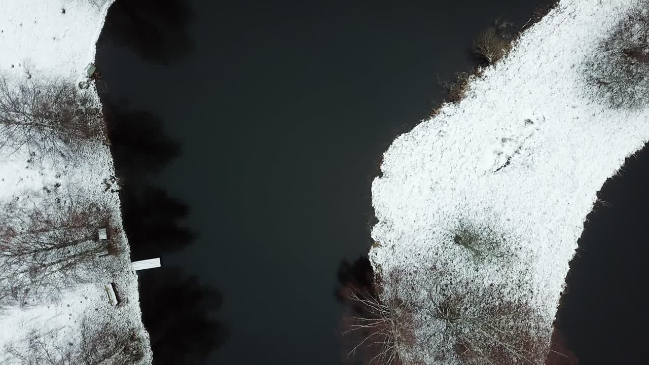 вид сверху вниз на тихий пруд в открытом парке зимой