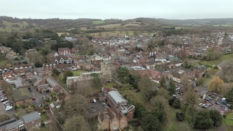 Una-Vista-Aérea-De-La-Aldea-De-Tring-En-Hertfordshire,-Inglaterra,-En-Un-Día-Nublado-De-Invierno.