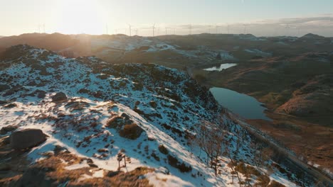 Windkraftanlagen-Auf-Einem-Hügel-In-Norwegen-Bei-Sonnenuntergang