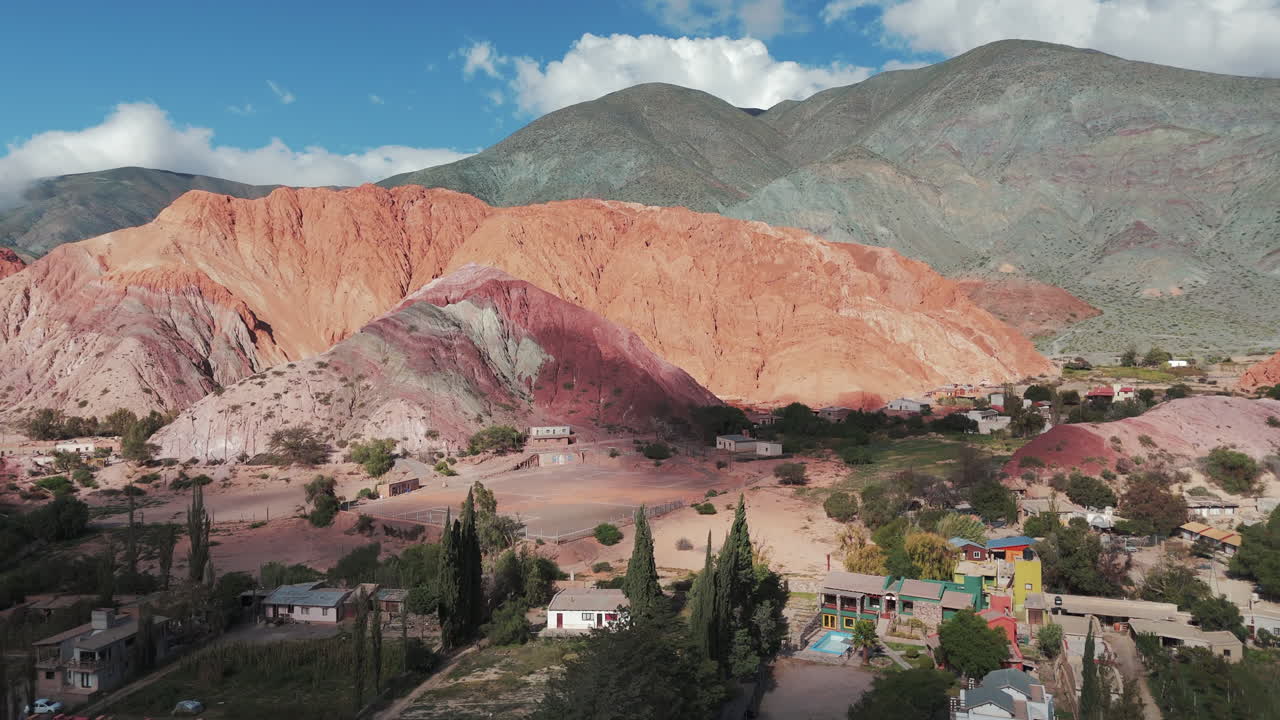 vista aérea del cerro siete colores y las casas rurales en la ciudad turística de purmamarca en jujuy, argentina