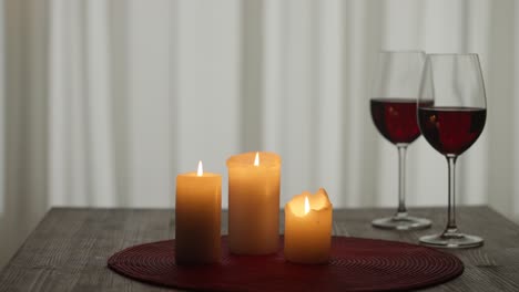 cena romántica con velas y vino