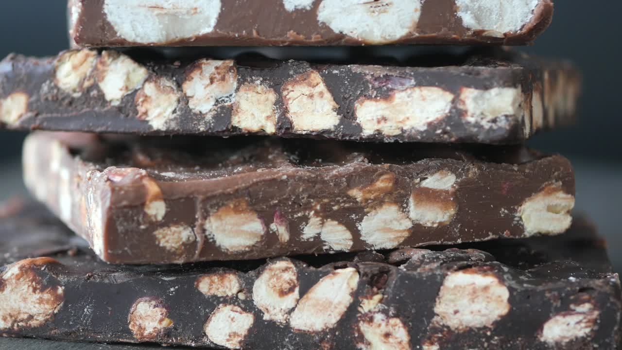 견과류와 한 질감의 초콜릿 바의 클로즈업