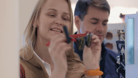 Pareja-Joven-Eligiendo-Gafas-De-Sol-En-La-Tienda