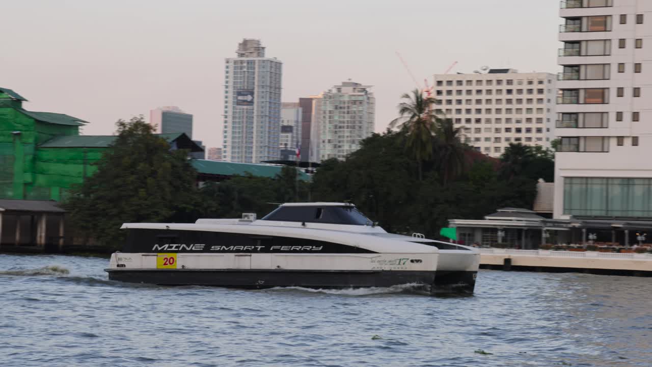 도시 강 을 따라 항해 하는 여객 보트