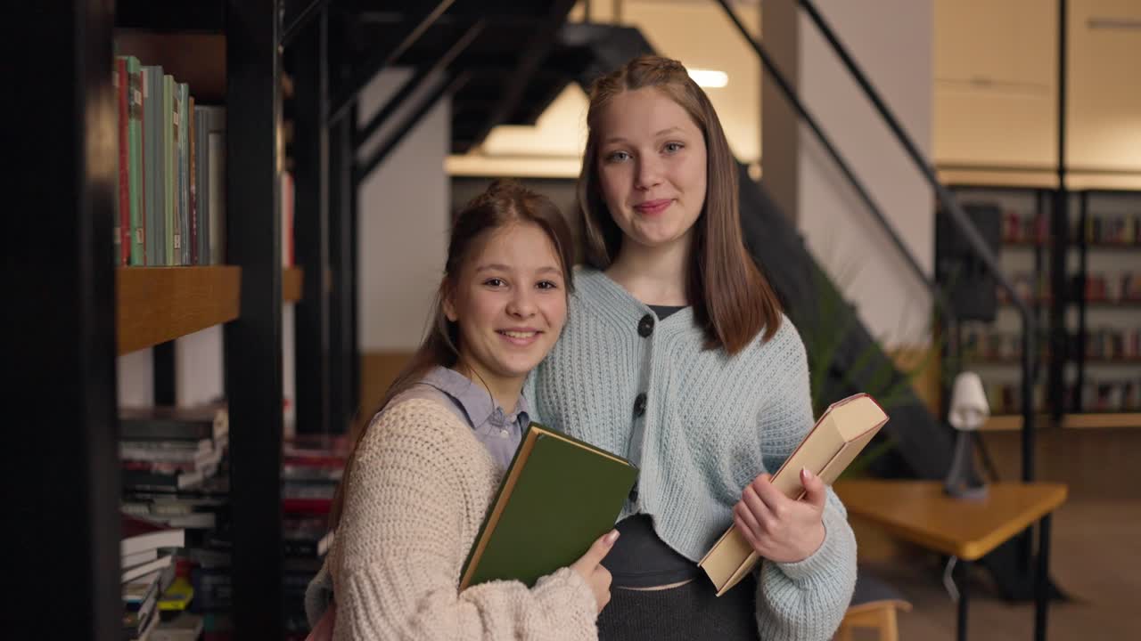 Dvě dospívající dívky v knihovně