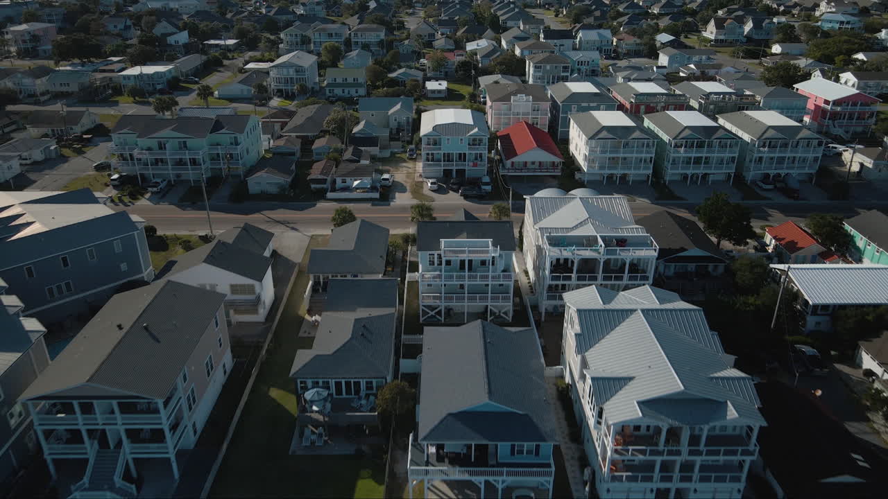 toma aérea sobrevolando kure beach properties carolina del norte