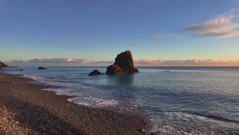 Kupferküste,-Waterford,-Irland,-Goldene-Stunde,-Späte-Abendsonne-Am-Meeresstapel-Und-Kiesstrand,-Sanfte-Wellen-Und-Ruhiges-Meer