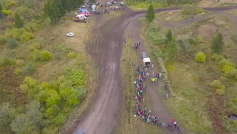 vista aérea de un evento de carreras fuera de carretera
