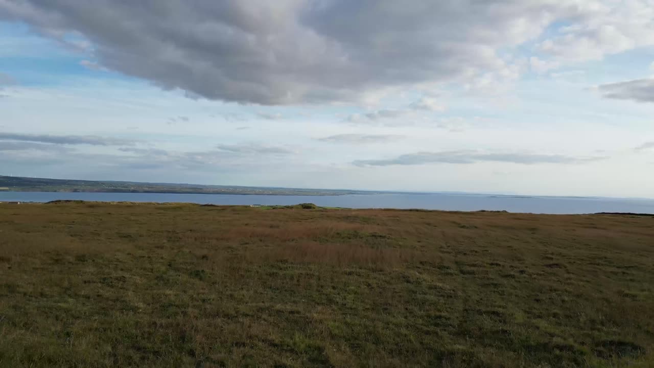 drone disparado sobre el campo irlandés cerca de los acantilados de moher